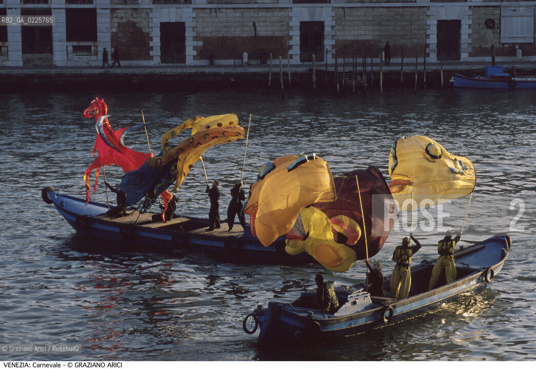 Localizzazione:..VENEZIA / S. MARCO..Oggetto:..Soggetto:..CARNEVALE BARCA..Cronologia: ....Definizione Culturale:..   Autore: ....   Stile:....   Editori/Stampatori:..   Committenza:..Materia e Tecnica:....Collocazione:..Note:....Riproduzione Fotografica:..Graziano Arici/Rosebud2 .Copyright:..Graziano Arici/Rosebud2 .Data:..1990..Costo:..A..