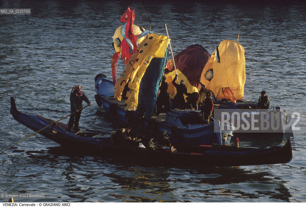 Localizzazione:..VENEZIA / S. MARCO..Oggetto:..Soggetto:..CARNEVALE BARCA..Cronologia: ....Definizione Culturale:..   Autore: ....   Stile:....   Editori/Stampatori:..   Committenza:..Materia e Tecnica:....Collocazione:..Note:....Riproduzione Fotografica:..Graziano Arici/Rosebud2 .Copyright:..Graziano Arici/Rosebud2 .Data:..1990..Costo:..A..