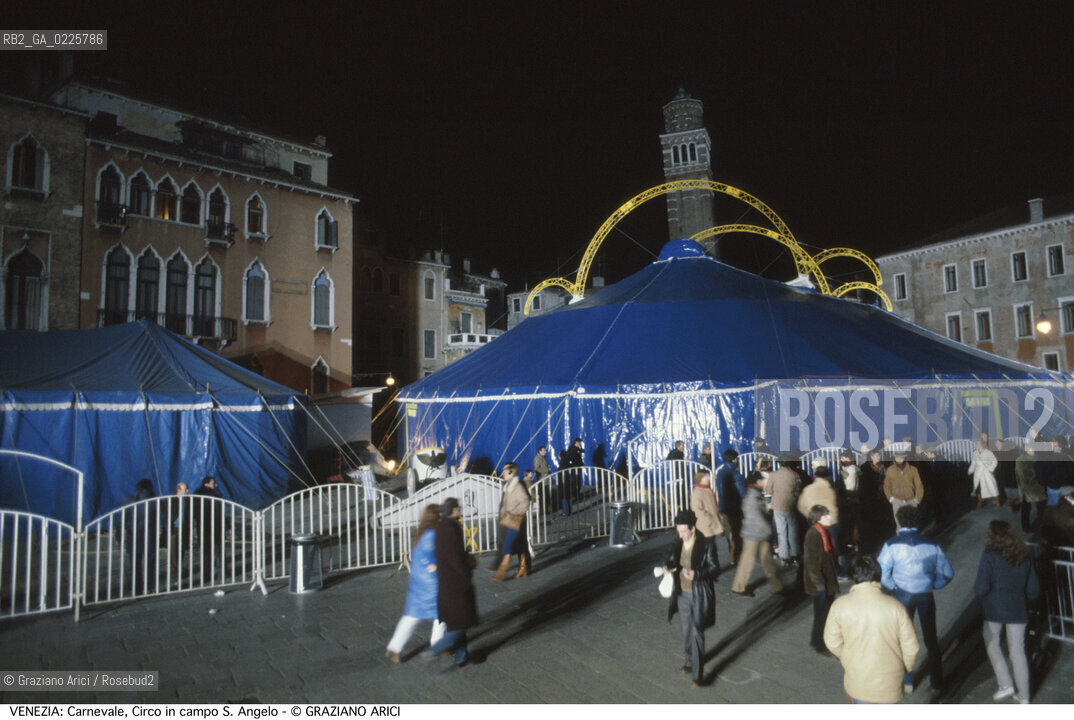 Localizzazione:..VENEZIA / S. MARCO..Oggetto:..Soggetto:..CARNEVALE CIRCO IN CAMPO S. ANGELO..Cronologia: ....Definizione Culturale:..   Autore: ....   Stile:....   Editori/Stampatori:..   Committenza:..Materia e Tecnica:....Collocazione:..Note:....Riproduzione Fotografica:..Graziano Arici/Rosebud2 .Copyright:..Graziano Arici/Rosebud2 .Data:..1980..Costo:..A..