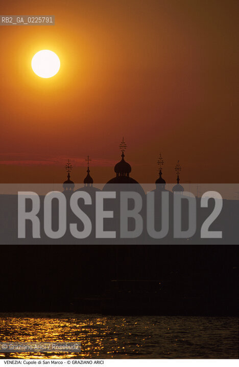 Localizzazione:..VENEZIA / S. MARCO..Oggetto:..Soggetto:..CUPOLE DELLA BASILICA DI SAN MARCO / TRAMONTO..Cronologia: ....Definizione Culturale:..   Autore: ....   Stile:....   Editori/Stampatori:..   Committenza:..Materia e Tecnica:....Collocazione:..Note:..MONUMENTALE SKYLINE..Riproduzione Fotografica:..Graziano Arici/Rosebud2 .Copyright:..Graziano Arici/Rosebud2 .Data:..1995..Costo:..A..