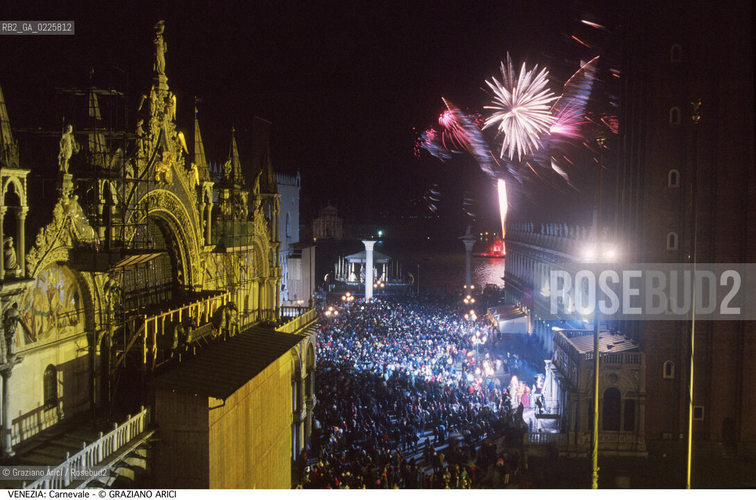 Localizzazione:..VENEZIA / S. MARCO..Oggetto:..Soggetto:..CARNEVALE FUOCHI D ARTIFICIO IN PIAZZA SAN MARCO FOLLA..Cronologia: ....Definizione Culturale:..   Autore: ....   Stile:....   Editori/Stampatori:..   Committenza:..Materia e Tecnica:....Collocazione:..Note:....Riproduzione Fotografica:..Graziano Arici/Rosebud2 .Copyright:..Graziano Arici/Rosebud2 .Data:..1986..Costo:..A..