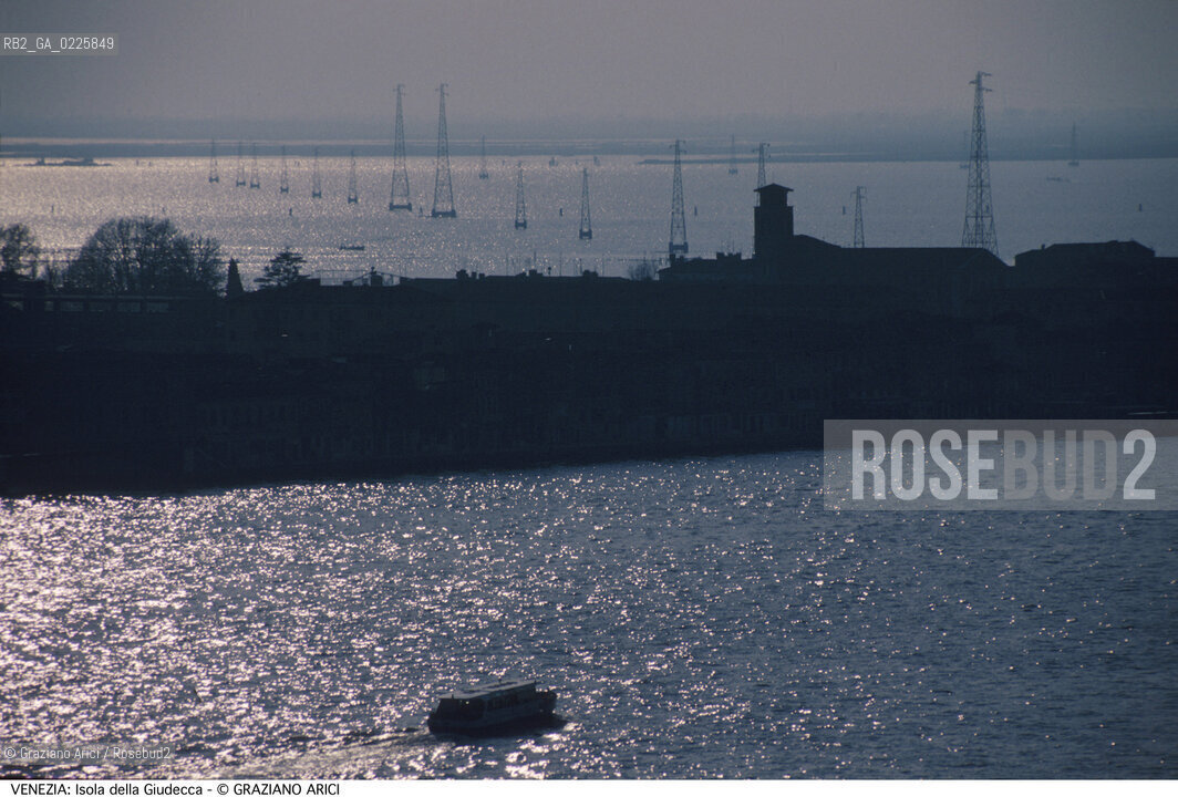 Localizzazione:..VENEZIA..Oggetto:..Soggetto:..ISOLA E CANALE DELLA GIUDECCA LAGUNA..Cronologia: ....Definizione Culturale:..   Autore: ....   Stile:....   Editori/Stampatori:..   Committenza:..Materia e Tecnica:....Collocazione:..Note:..MONUMENTALE SKYLINE..Riproduzione Fotografica:..Graziano Arici/Rosebud2 .Copyright:..Graziano Arici/Rosebud2 .Data:..1995..Costo:..A..