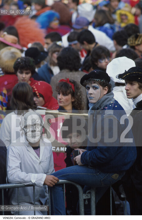 Localizzazione:..VENEZIA..Oggetto:..Soggetto:..CARNEVALE MASCHERE FOLLA ..Cronologia: ....Definizione Culturale:..   Autore: ....   Stile:....   Editori/Stampatori:..   Committenza:..Materia e Tecnica:....Collocazione:..Note:....Riproduzione Fotografica:..Graziano Arici/Rosebud2 .Copyright:..Graziano Arici/Rosebud2 .Data:..1993..Costo:..A..