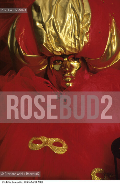 Localizzazione:..VENEZIA..Oggetto:..Soggetto:..CARNEVALE MASCHERA ROSSO..Cronologia: ....Definizione Culturale:..   Autore: ....   Stile:....   Editori/Stampatori:..   Committenza:..Materia e Tecnica:....Collocazione:..Note:....Riproduzione Fotografica:..Graziano Arici/Rosebud2 .Copyright:..Graziano Arici/Rosebud2 .Data:..1993..Costo:..A..
