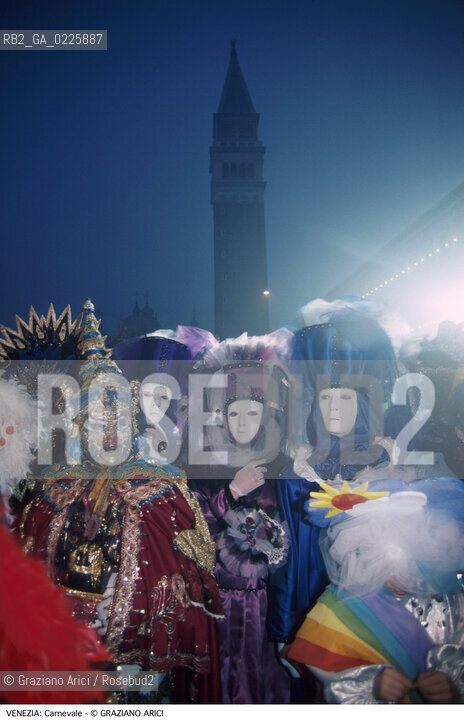 Localizzazione:..VENEZIA / S. MARCO..Oggetto:..Soggetto:..CARNEVALE MASCHERE PIAZZA SAN MARCO..Cronologia: ....Definizione Culturale:..   Autore: ....   Stile:....   Editori/Stampatori:..   Committenza:..Materia e Tecnica:....Collocazione:..Note:....Riproduzione Fotografica:..Graziano Arici/Rosebud2 .Copyright:..Graziano Arici/Rosebud2 .Data:..1990..Costo:..A..