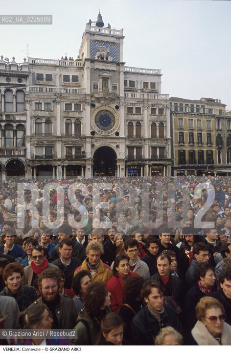 Localizzazione:..VENEZIA / S. MARCO..Oggetto:..Soggetto:..CARNEVALE PIAZZA SAN MARCO FOLLA..Cronologia: ....Definizione Culturale:..   Autore: ....   Stile:....   Editori/Stampatori:..   Committenza:..Materia e Tecnica:....Collocazione:..Note:....Riproduzione Fotografica:..Graziano Arici/Rosebud2 .Copyright:..Graziano Arici/Rosebud2 .Data:..1990..Costo:..A..