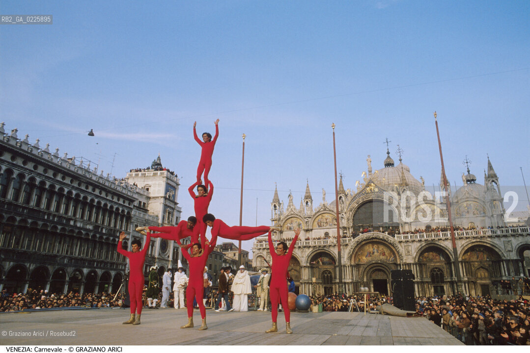 Localizzazione:..VENEZIA / S. MARCO..Oggetto:..Soggetto:..CARNEVALE PIAZZA SAN MARCO FOLLA ACROBATI..Cronologia: ....Definizione Culturale:..   Autore: ....   Stile:....   Editori/Stampatori:..   Committenza:..Materia e Tecnica:....Collocazione:..Note:....Riproduzione Fotografica:..Graziano Arici/Rosebud2 .Copyright:..Graziano Arici/Rosebud2 .Data:..1987..Costo:..A..
