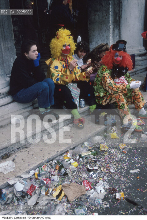 Localizzazione:..VENEZIA / S. MARCO..Oggetto:..Soggetto:..CARNEVALE MASCHERE CLOWN PIC NIC CIBO IMMONDIZIE DEGRADO..Cronologia: ....Definizione Culturale:..   Autore: ....   Stile:....   Editori/Stampatori:..   Committenza:..Materia e Tecnica:....Collocazione:..Note:....Riproduzione Fotografica:..Graziano Arici/Rosebud2 .Copyright:..Graziano Arici/Rosebud2 .Data:..1995..Costo:..A..
