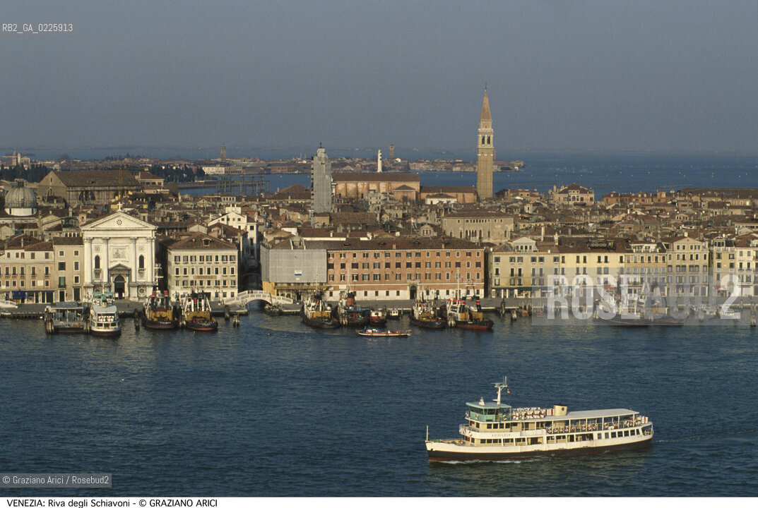 Localizzazione:..VENEZIA / CASTELLO..Oggetto:..Soggetto:..RIVA DEGLI SCHIAVONI MOTONAVE ACTV..Cronologia: ....Definizione Culturale:..   Autore: ....   Stile:....   Editori/Stampatori:..   Committenza:..Materia e Tecnica:....Collocazione:..Note:..MONUMENTALE DALL ALTO..Riproduzione Fotografica:..Graziano Arici/Rosebud2 .Copyright:..Graziano Arici/Rosebud2 .Data:..1990..Costo:..A..
