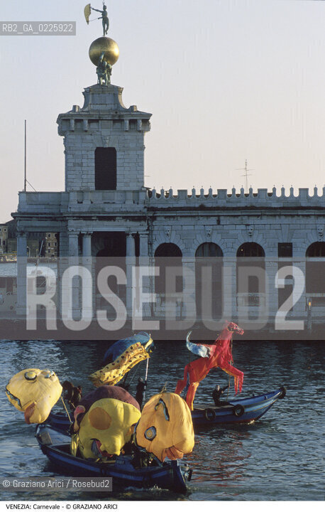 Localizzazione:..VENEZIA / DORSODURO..Oggetto:..Soggetto:..MASCHERE CARNEVALE BARCA CANAL GRANDE PUNTA DELLA DOGANA..Cronologia: ....Definizione Culturale:..   Autore: ....   Stile:....   Editori/Stampatori:..   Committenza:..Materia e Tecnica:....Collocazione:..Note:....Riproduzione Fotografica:..Graziano Arici/Rosebud2 .Copyright:..Graziano Arici/Rosebud2 .Data:..1990..Costo:..A..