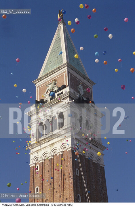 Localizzazione:..VENEZIA / S. MARCO..Oggetto:..Soggetto:..CARNEVALE IN PIAZZA SAN MARCO VOLO DELLA COLOMBINA CAMPANILE..Cronologia: ....Definizione Culturale:..   Autore: ....   Stile:....   Editori/Stampatori:..   Committenza:..Materia e Tecnica:....Collocazione:..Note:....Riproduzione Fotografica:..Graziano Arici/Rosebud2 .Copyright:..Graziano Arici/Rosebud2 .Data:..1992..Costo:..A..