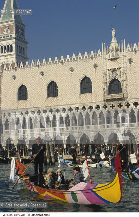 Localizzazione:..VENEZIA / S. MARCO..Oggetto:..Soggetto:..CARNEVALE IN GONDOLA COLORATA MASCHERE BACINO PALAZZO DUCALE SWATCH ..Cronologia: ....Definizione Culturale:..   Autore: ....   Stile:....   Editori/Stampatori:..   Committenza:..Materia e Tecnica:....Collocazione:..Note:....Riproduzione Fotografica:..Graziano Arici/Rosebud2 .Copyright:..Graziano Arici/Rosebud2 .Data:..1992..Costo:..A..