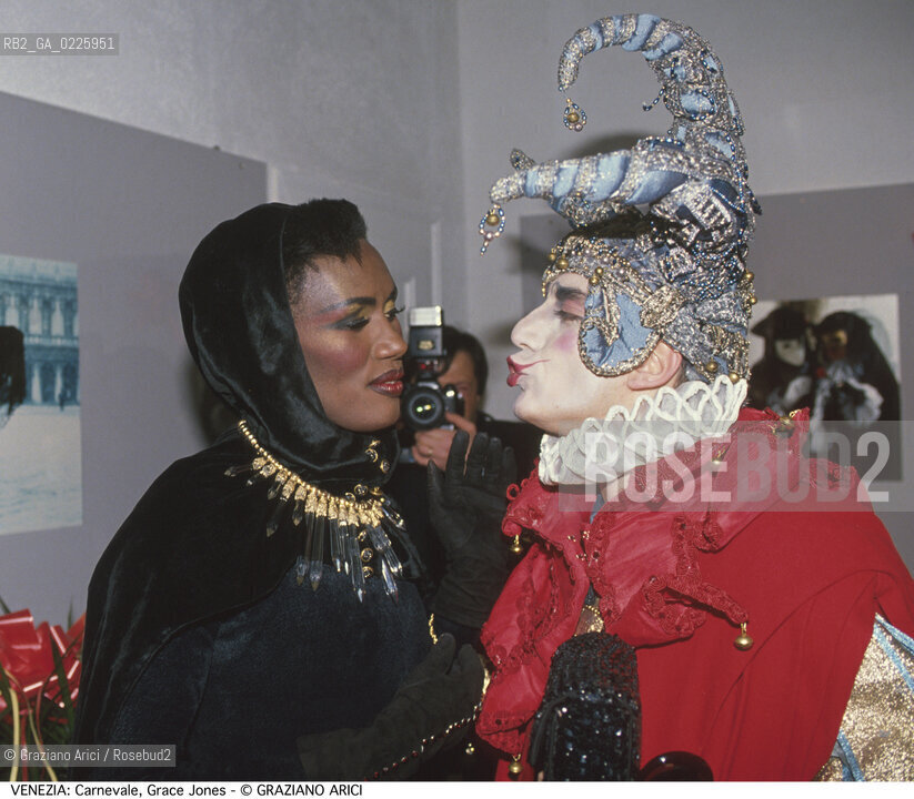 Localizzazione:..VENEZIA..Oggetto:..Soggetto:..CARNEVALE GRACE JONES CANTANTE..Cronologia: ....Definizione Culturale:..   Autore: ....   Stile:....   Editori/Stampatori:..   Committenza:..Materia e Tecnica:....Collocazione:..Note:....Riproduzione Fotografica:..Graziano Arici/Rosebud2 .Copyright:..Graziano Arici/Rosebud2 .Data:..1992..Costo:..A..