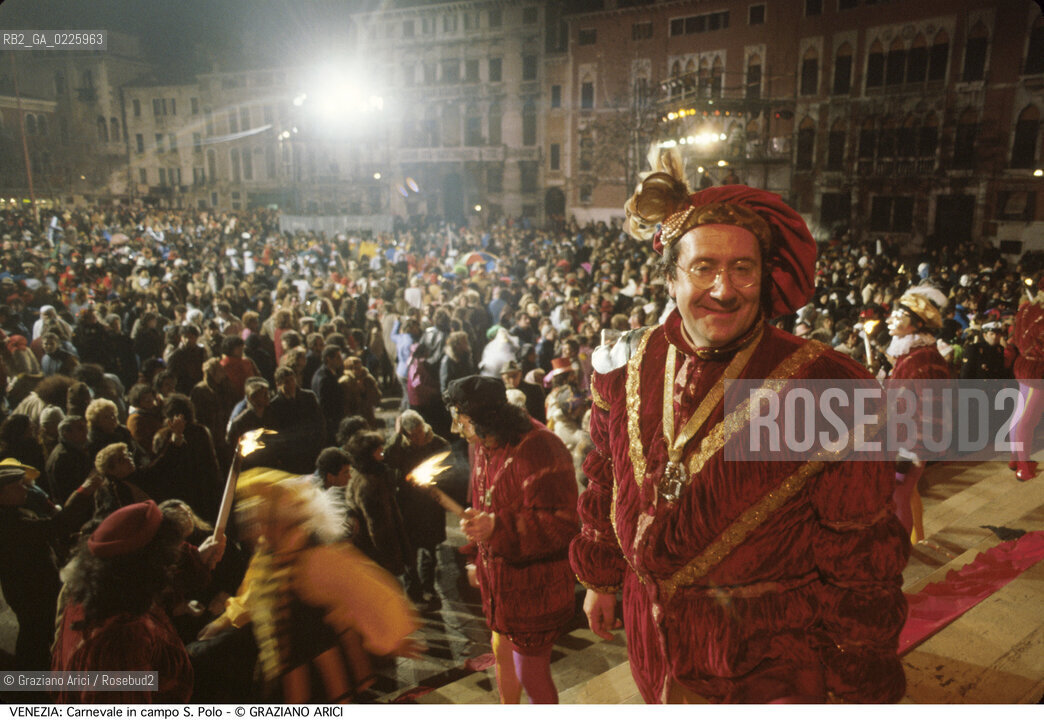 Localizzazione:..VENEZIA / S. POLO..Oggetto:..Soggetto:..CARNEVALE MASCHERE IN CAMPO S. POLO / COMPAGNIA DI CALZA I ANTICHI FOLLA..Cronologia: ....Definizione Culturale:..   Autore: ....   Stile:....   Editori/Stampatori:..   Committenza:..Materia e Tecnica:....Collocazione:..Note:....Riproduzione Fotografica:..Graziano Arici/Rosebud2 .Copyright:..Graziano Arici/Rosebud2 .Data:..1990..Costo:..A..