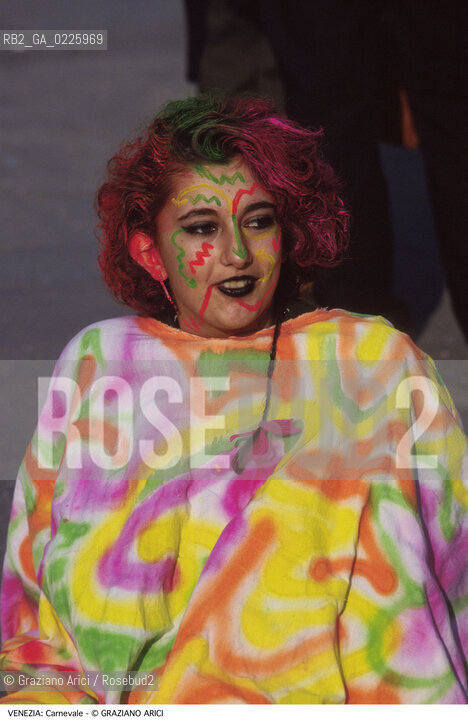 Localizzazione:..VENEZIA..Oggetto:..Soggetto:..CARNEVALE MASCHERA..Cronologia: ....Definizione Culturale:..   Autore: ....   Stile:....   Editori/Stampatori:..   Committenza:..Materia e Tecnica:....Collocazione:..Note:....Riproduzione Fotografica:..Graziano Arici/Rosebud2 .Copyright:..Graziano Arici/Rosebud2 .Data:..1990..Costo:..A..