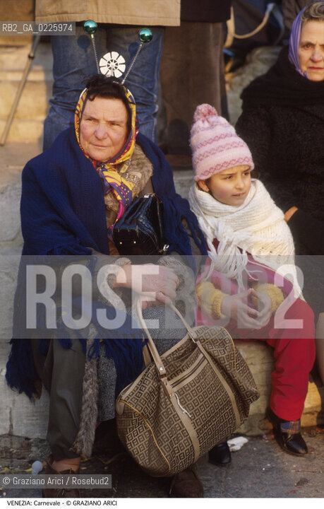 Localizzazione:..VENEZIA..Oggetto:..Soggetto:..CARNEVALE MASCHERE..Cronologia: ....Definizione Culturale:..   Autore: ....   Stile:....   Editori/Stampatori:..   Committenza:..Materia e Tecnica:....Collocazione:..Note:....Riproduzione Fotografica:..Graziano Arici/Rosebud2 .Copyright:..Graziano Arici/Rosebud2 .Data:..1993..Costo:..A..