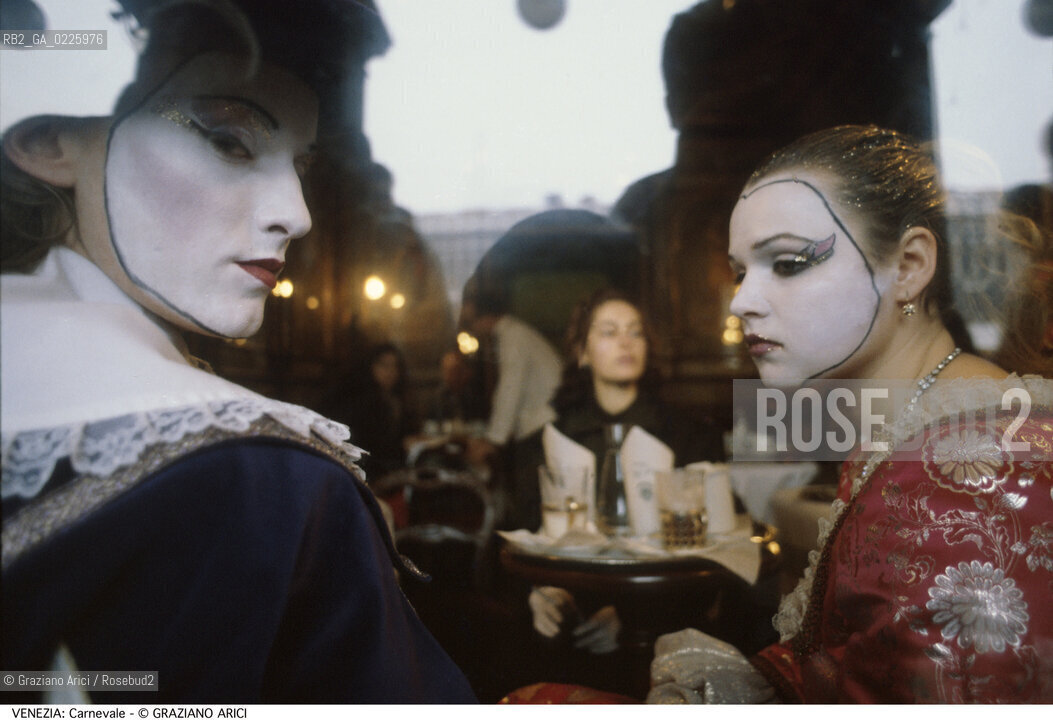 Localizzazione:..VENEZIA / S. MARCO..Oggetto:..Soggetto:..CARNEVALE MASCHERE AL CAFFE FLORIAN..Cronologia: ....Definizione Culturale:..   Autore: ....   Stile:....   Editori/Stampatori:..   Committenza:..Materia e Tecnica:....Collocazione:..Note:....Riproduzione Fotografica:..Graziano Arici/Rosebud2 .Copyright:..Graziano Arici/Rosebud2 .Data:..1993..Costo:..A..