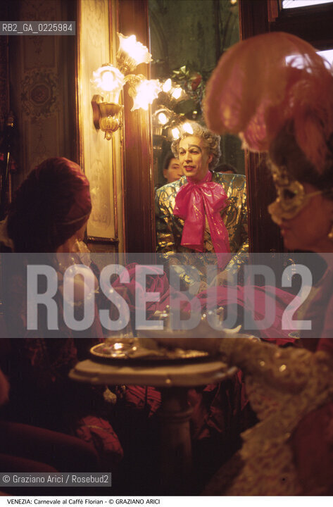 Localizzazione:..VENEZIA / S. MARCO..Oggetto:..Soggetto:..CARNEVALE MASCHERE AL CAFFE FLORIAN..Cronologia: ....Definizione Culturale:..   Autore: ....   Stile:....   Editori/Stampatori:..   Committenza:..Materia e Tecnica:....Collocazione:..Note:....Riproduzione Fotografica:..Graziano Arici/Rosebud2 .Copyright:..Graziano Arici/Rosebud2 .Data:..1993..Costo:..A..