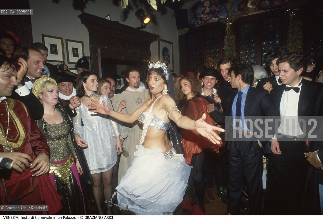 Localizzazione:..VENEZIA..Oggetto:..Soggetto:..FESTA DI CARNEVALE IN UN PALAZZO / MASCHERE DANZA DEL VENTRE..Cronologia: ....Definizione Culturale:..   Autore: ....   Stile:....   Editori/Stampatori:..   Committenza:..Materia e Tecnica:....Collocazione:..Note:....Riproduzione Fotografica:..Graziano Arici/Rosebud2 .Copyright:..Graziano Arici/Rosebud2 .Data:..1986..Costo:..A..