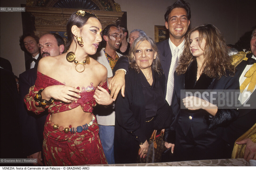 Localizzazione:..VENEZIA..Oggetto:..Soggetto:..FESTA DI CARNEVALE IN UN PALAZZO / MASCHERE DEBORAH CAPRIOGLIO..Cronologia: ....Definizione Culturale:..   Autore: ....   Stile:....   Editori/Stampatori:..   Committenza:..Materia e Tecnica:....Collocazione:..Note:....Riproduzione Fotografica:..Graziano Arici/Rosebud2 .Copyright:..Graziano Arici/Rosebud2 .Data:..1986..Costo:..A..