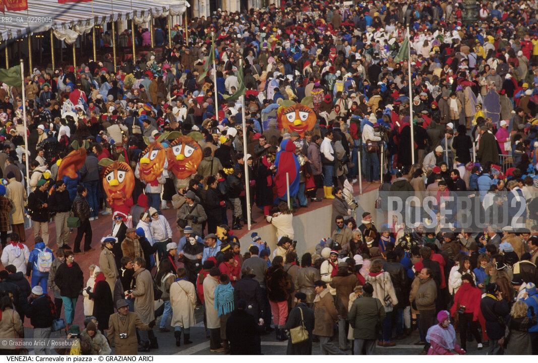 Localizzazione:..VENEZIA / S. MARCO..Oggetto:..Soggetto:..CARNEVALE MASCHERE IN PIAZZA SAN MARCO FOLLA..Cronologia: ....Definizione Culturale:..   Autore: ....   Stile:....   Editori/Stampatori:..   Committenza:..Materia e Tecnica:....Collocazione:..Note:....Riproduzione Fotografica:..Graziano Arici/Rosebud2 .Copyright:..Graziano Arici/Rosebud2 .Data:..1987..Costo:..A..