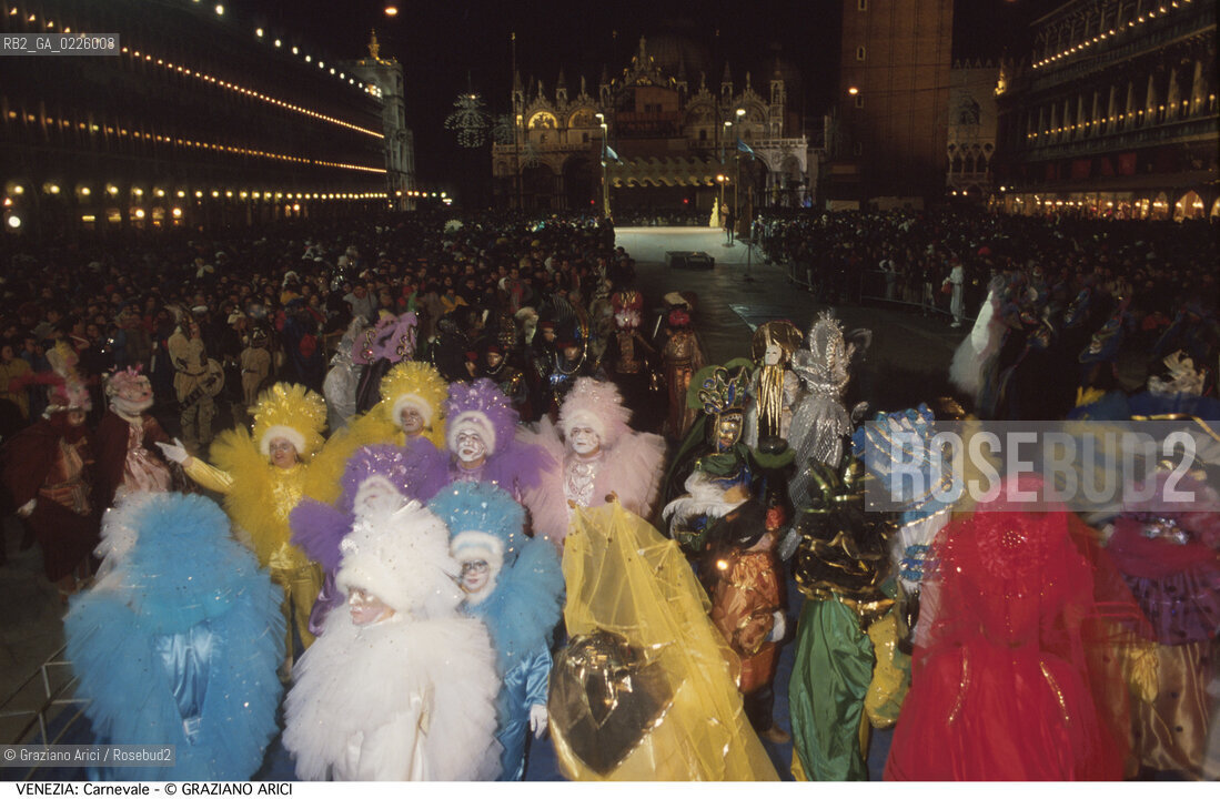 Localizzazione:..VENEZIA / S. MARCO..Oggetto:..Soggetto:..CARNEVALE IN PIAZZA SAN MARCO MASCHERE FOLLA..Cronologia: ....Definizione Culturale:..   Autore: ....   Stile:....   Editori/Stampatori:..   Committenza:..Materia e Tecnica:....Collocazione:..Note:....Riproduzione Fotografica:..Graziano Arici/Rosebud2 .Copyright:..Graziano Arici/Rosebud2 .Data:..1991..Costo:..A..