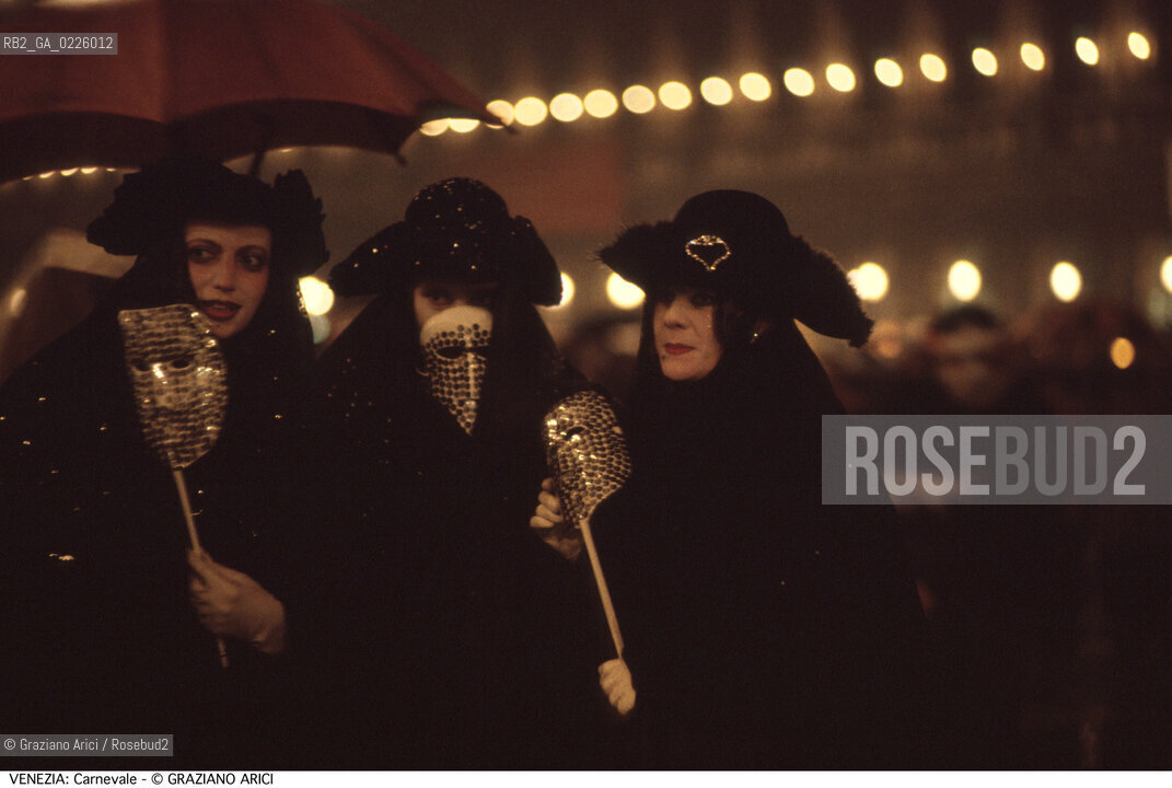 Localizzazione:..VENEZIA / S. MARCO..Oggetto:..Soggetto:..CARNEVALE PIAZZA SAN MARCO MASCHERE..Cronologia: ....Definizione Culturale:..   Autore: ....   Stile:....   Editori/Stampatori:..   Committenza:..Materia e Tecnica:....Collocazione:..Note:....Riproduzione Fotografica:..Graziano Arici/Rosebud2 .Copyright:..Graziano Arici/Rosebud2 .Data:..1991..Costo:..A..