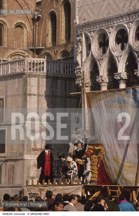 Localizzazione:..VENEZIA / S. MARCO..Oggetto:..Soggetto:..CARNEVALE IN PIAZZA SAN MARCO TEATRO COMMEDIA DELL ARTE..Cronologia: ....Definizione Culturale:..   Autore: ....   Stile:....   Editori/Stampatori:..   Committenza:..Materia e Tecnica:....Collocazione:..Note:....Riproduzione Fotografica:..Graziano Arici/Rosebud2 .Copyright:..Graziano Arici/Rosebud2 .Data:..1992..Costo:..A..