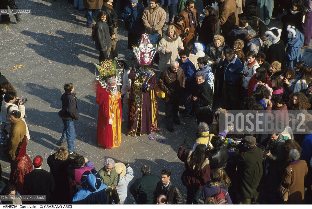 Localizzazione:..VENEZIA / S. MARCO..Oggetto:..Soggetto:..CARNEVALE IN PIAZZA SAN MARCO MASCHERE..Cronologia: ....Definizione Culturale:..   Autore: ....   Stile:....   Editori/Stampatori:..   Committenza:..Materia e Tecnica:....Collocazione:..Note:....Riproduzione Fotografica:..Graziano Arici/Rosebud2 .Copyright:..Graziano Arici/Rosebud2 .Data:..1992..Costo:..A..