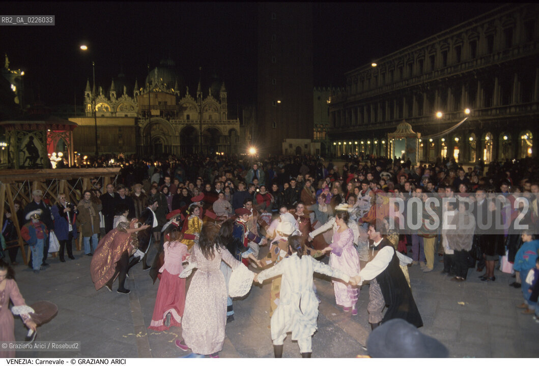 Localizzazione:..VENEZIA / S. MARCO..Oggetto:..Soggetto:..CARNEVALE IN PIAZZA SAN MARCO FOLLA MASCHERE..Cronologia: ....Definizione Culturale:..   Autore: ....   Stile:....   Editori/Stampatori:..   Committenza:..Materia e Tecnica:....Collocazione:..Note:....Riproduzione Fotografica:..Graziano Arici/Rosebud2 .Copyright:..Graziano Arici/Rosebud2 .Data:..1992..Costo:..A..