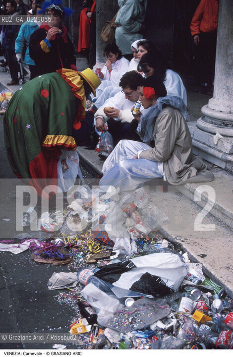 Localizzazione:..VENEZIA / S. MARCO..Oggetto:..Soggetto:..CARNEVALE PIAZZA SAN MARCO PIC NIC CIBO IMMONDIZIE DEGRADO MASCHERE..Cronologia: ....Definizione Culturale:..   Autore: ....   Stile:....   Editori/Stampatori:..   Committenza:..Materia e Tecnica:....Collocazione:..Note:....Riproduzione Fotografica:..Graziano Arici/Rosebud2 .Copyright:..Graziano Arici/Rosebud2 .Data:..1990..Costo:..A..