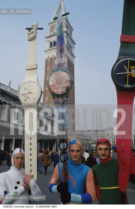 Localizzazione:..VENEZIA / S. MARCO..Oggetto:..Soggetto:..CARNEVALE SWATCH IN PIAZZA SAN MARCO OROLOGI CAMPANILE..Cronologia: ....Definizione Culturale:..   Autore: ....   Stile:....   Editori/Stampatori:..   Committenza:..Materia e Tecnica:....Collocazione:..Note:....Riproduzione Fotografica:..Graziano Arici/Rosebud2 .Copyright:..Graziano Arici/Rosebud2 .Data:..1993..Costo:..A..