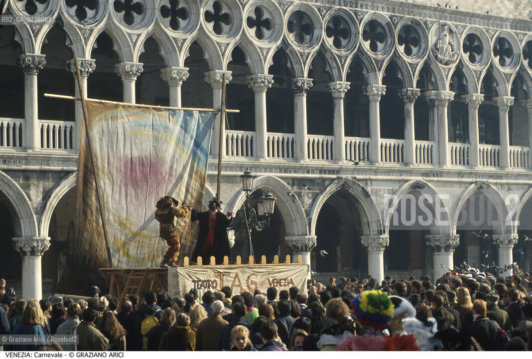 Localizzazione:..VENEZIA / S. MARCO..Oggetto:..Soggetto:..CARNEVALE IN PIAZZA SAN MARCO TEATRO TAG COMMEDIA DELL ARTE..Cronologia: ....Definizione Culturale:..   Autore: ....   Stile:....   Editori/Stampatori:..   Committenza:..Materia e Tecnica:....Collocazione:..Note:....Riproduzione Fotografica:..Graziano Arici/Rosebud2 .Copyright:..Graziano Arici/Rosebud2 .Data:..1992..Costo:..A..