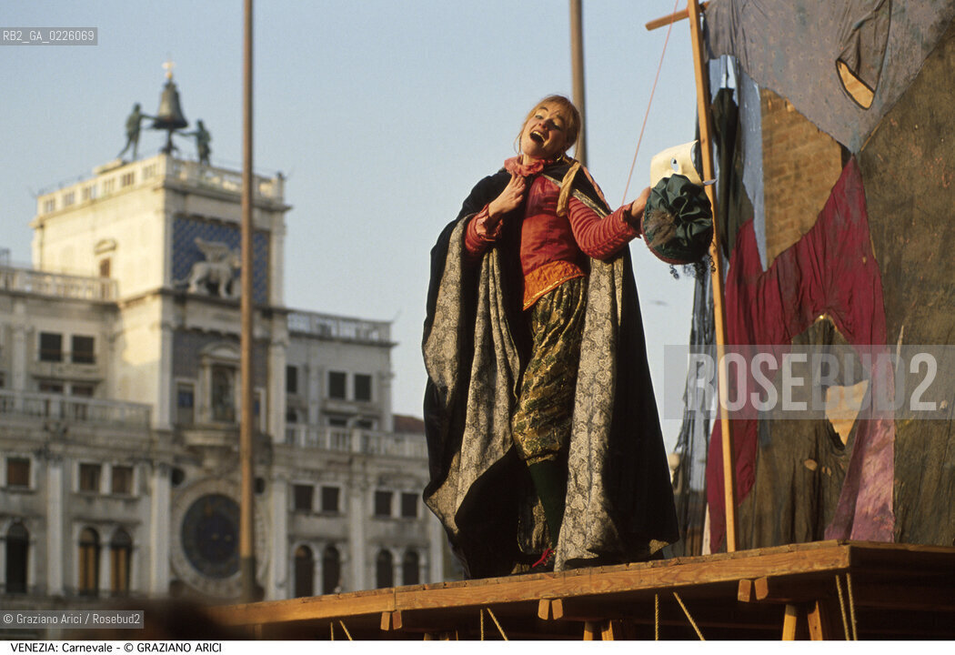 Localizzazione:..VENEZIA / S. MARCO..Oggetto:..Soggetto:..CARNEVALE IN PIAZZA SAN MARCO TEATRO COMMEDIA DELL ARTE..Cronologia: ....Definizione Culturale:..   Autore: ....   Stile:....   Editori/Stampatori:..   Committenza:..Materia e Tecnica:....Collocazione:..Note:....Riproduzione Fotografica:..Graziano Arici/Rosebud2 .Copyright:..Graziano Arici/Rosebud2 .Data:..1992..Costo:..A..