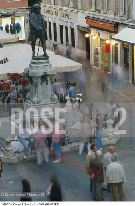 Caption: Localizzazione:..VENEZIA / S. MARCO..Oggetto:..Soggetto:..CAMPO S. BARTOLOMIO / MONUMENTO A CARLO GOLDONI..Cronologia: ....Definizione Culturale:..   Autore: ..   Stile:..   Editori/Stampatori:..   Committenza:..Materia e Tecnica:..Collocazione:..Note:..CALLI CAMPI PONTI..Riproduzione Fotografica:..Graziano Arici/Rosebud2 .Copyright:..Graziano Arici/Rosebud2 .Data:..1990..Costo:..A