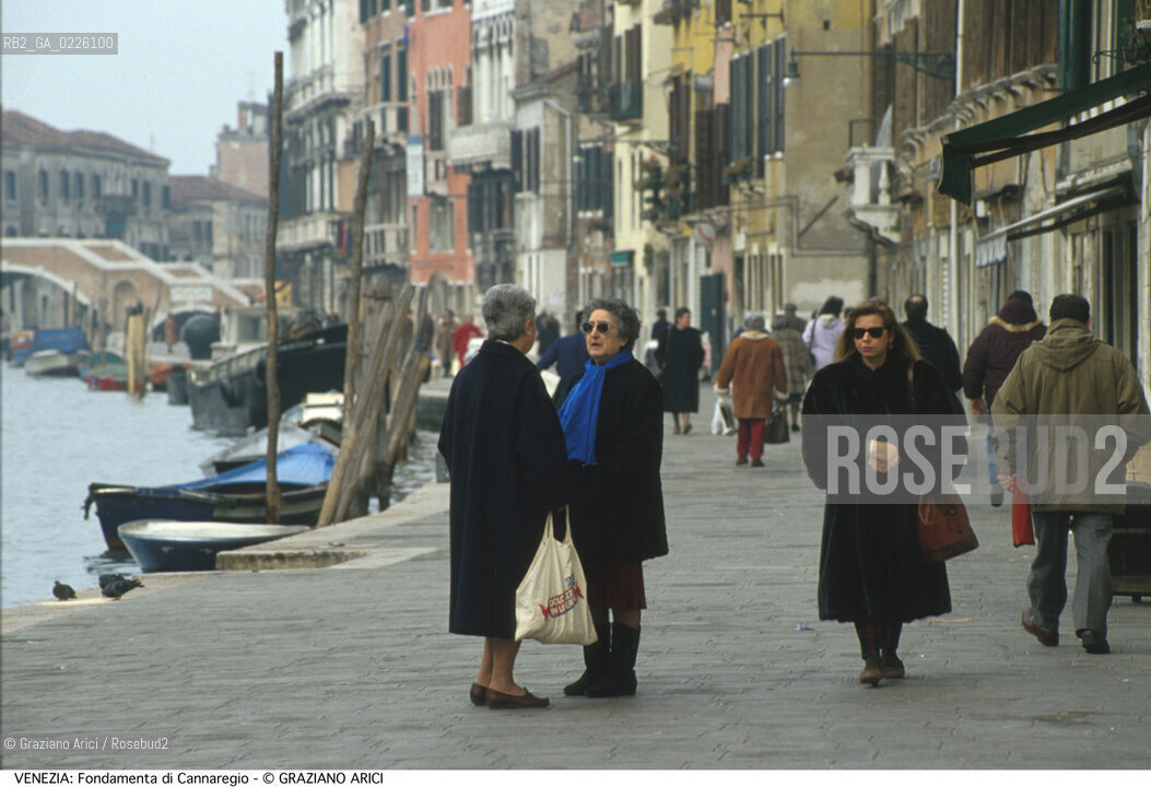 Localizzazione:..VENEZIA / CANNAREGIO..Oggetto:..Soggetto:..FONDAMENTA DI CANNAREGIO / ANZIANI..Cronologia:.. ..Definizione Culturale:..   Autore:  ..   Stile: ..   Editori/Stampatori:..   Committenza:..Materia e Tecnica:..Collocazione:..Note:..CALLI CAMPI E PONTI..Riproduzione Fotografica:..Copyright:..Graziano Arici/Rosebud2 .Data:..1988..Costo:..A