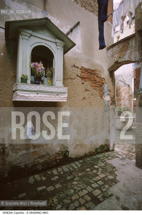 Localizzazione:..VENEZIA / CASTELLO..Oggetto:..Soggetto:..CAPITELLO..Cronologia: ....Definizione Culturale:..   Autore: ..   Stile:..   Editori/Stampatori:..   Committenza:..Materia e Tecnica:..Collocazione:..Note:..CALLI CAMPI PONTI..Riproduzione Fotografica:..Graziano Arici/Rosebud2 .Copyright:..Graziano Arici/Rosebud2 .Data:..1985..Costo:..A