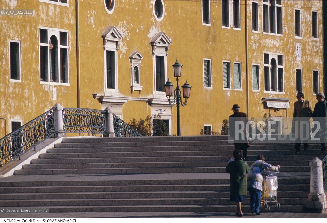Caption: Localizzazione:..VENEZIA / CASTELLO..Oggetto:..Soggetto:..PONTE E CA DI DIO..Cronologia: ....Definizione Culturale:..   Autore: ..   Stile:..   Editori/Stampatori:..   Committenza:..Materia e Tecnica:..Collocazione:..Note:..CALLI CAMPI PONTI..Riproduzione Fotografica:..Graziano Arici/Rosebud2 .Copyright:..Graziano Arici/Rosebud2 .Data:..1985..Costo:..A