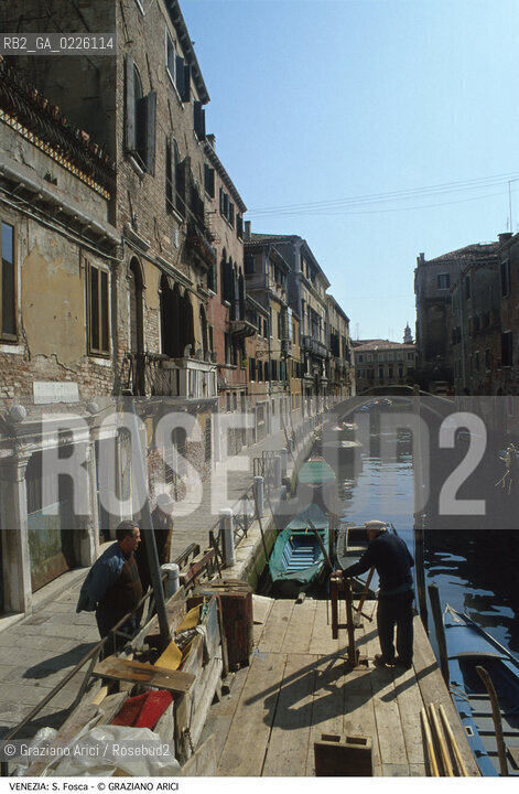 Caption: Localizzazione:..VENEZIA / CANNAREGIO..Oggetto:..Soggetto:..RIO DI S. FOSCA..Cronologia: ....Definizione Culturale:..   Autore: ..   Stile:..   Editori/Stampatori:..   Committenza:..Materia e Tecnica:..Collocazione:..Note:..CALLI CAMPI PONTI..Riproduzione Fotografica:..Graziano Arici/Rosebud2 .Copyright:..Graziano Arici/Rosebud2 .Data:..1985..Costo:..A