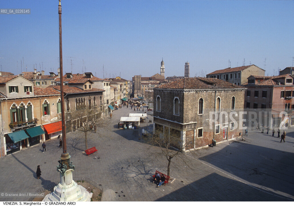 Caption: Localizzazione:..VENEZIA / DORSODURO..Oggetto:..Soggetto:..CAMPO S. MARGHERITA..Cronologia: ....Definizione Culturale:..   Autore: ....   Stile:..   Editori/Stampatori:..   Committenza:..Materia e Tecnica:..Collocazione:..Note:..CALLI CAMPI PONTI..Riproduzione Fotografica:..Graziano Arici/Rosebud2 .Copyright:..Graziano Arici/Rosebud2 .Data:..1995..Costo:..A