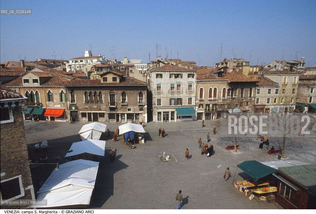 Caption: Localizzazione:..VENEZIA / DORSODURO..Oggetto:..Soggetto:..CAMPO S. MARGHERITA..Cronologia: ....Definizione Culturale:..   Autore: ....   Stile:..   Editori/Stampatori:..   Committenza:..Materia e Tecnica:..Collocazione:..Note:..CALLI CAMPI PONTI..Riproduzione Fotografica:..Graziano Arici/Rosebud2 .Copyright:..Graziano Arici/Rosebud2 .Data:..1995..Costo:..A