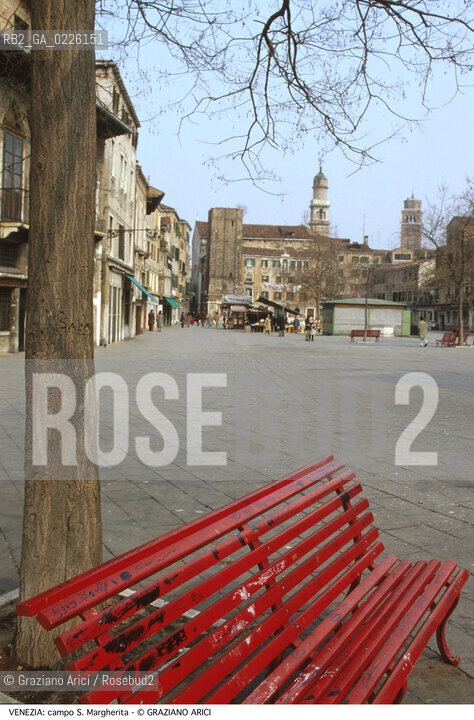 Caption: Localizzazione:..VENEZIA / DORSODURO..Oggetto:..Soggetto:..CAMPO S. MARGHERITA PANCHINA..Cronologia: ....Definizione Culturale:..   Autore: ....   Stile:..   Editori/Stampatori:..   Committenza:..Materia e Tecnica:..Collocazione:..Note:..CALLI CAMPI PONTI..Riproduzione Fotografica:..Graziano Arici/Rosebud2 .Copyright:..Graziano Arici/Rosebud2 .Data:..1995..Costo:..A