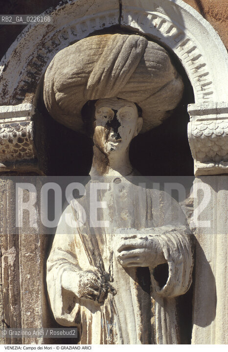 Caption: Localizzazione:..VENEZIA / CANNAREGIO..Oggetto:..Soggetto:..CAMPO DEI MORI..Cronologia: ..XIII SECOLO..Definizione Culturale:..   Autore: ..   Stile:..   Editori/Stampatori:..   Committenza:..Materia e Tecnica:..Collocazione:..Note:..CALLI CAMPI PONTI..Riproduzione Fotografica:..Graziano Arici/Rosebud2 .Copyright:..Graziano Arici/Rosebud2 .Data:..1990..Costo:..A