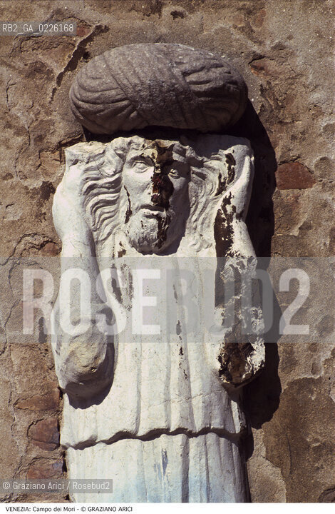 Caption: Localizzazione:..VENEZIA / CANNAREGIO..Oggetto:..Soggetto:..CAMPO DEI MORI..Cronologia: ..XIII SECOLO..Definizione Culturale:..   Autore: ..   Stile:..   Editori/Stampatori:..   Committenza:..Materia e Tecnica:..Collocazione:..Note:..CALLI CAMPI PONTI..Riproduzione Fotografica:..Graziano Arici/Rosebud2 .Copyright:..Graziano Arici/Rosebud2 .Data:..1990..Costo:..A