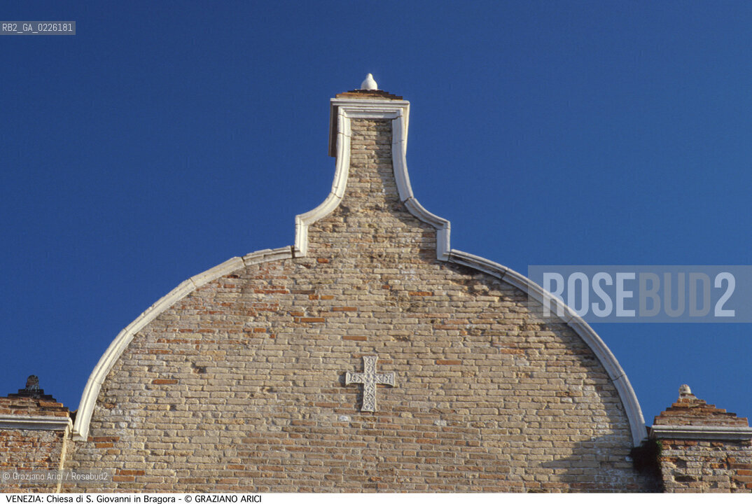Caption: Localizzazione:..VENEZIA / CASTELLO..Oggetto:..Soggetto:..CAMPO BANDIERA E MORO O DELLA BRAGORA / CHIESA DI S. GIOVANNI IN BRAGORA / PARTICOLARE FACCIATA..Cronologia: ..XV SECOLO..Definizione Culturale:..   Autore: ..   Stile:..   Editori/Stampatori:..   Committenza:..Materia e Tecnica:..Collocazione:..Note:..CALLI CAMPI PONTI..Riproduzione Fotografica:..Graziano Arici/Rosebud2 .Copyright:..Graziano Arici/Rosebud2 .Data:..1990..Costo:..A