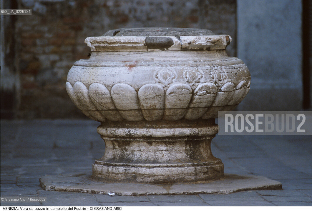 Localizzazione:..VENEZIA / CANNAREGIO..Oggetto:..Soggetto:..VERA DA POZZO IN CAMPIELLO DEL PESTRIN..Cronologia: ..XIV XV SECOLO..Definizione Culturale:..   Autore: ....   Stile:..GOTICO..   Editori/Stampatori:..   Committenza:..Materia e Tecnica:..MARMO..Collocazione:..Note:..CALLI CAMPI E PONTI..Riproduzione Fotografica:..Graziano Arici/Rosebud2 .Copyright:..Graziano Arici/Rosebud2 .Data:..1995..Costo:..A..