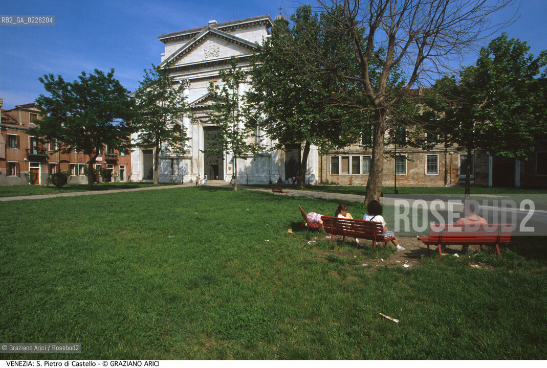 Localizzazione:..VENEZIA / CASTELLO..Oggetto:..Soggetto:..CAMPO S. PIETRO DI CASTELLO..Cronologia:.. ..Definizione Culturale:..   Autore:  ..   Stile: ..   Editori/Stampatori:..   Committenza:..Materia e Tecnica:..Collocazione:..Note:..CALLI CAMPI E PONTI..Riproduzione Fotografica:..Copyright:..Graziano Arici/Rosebud2 .Data:..1990..Costo:..A