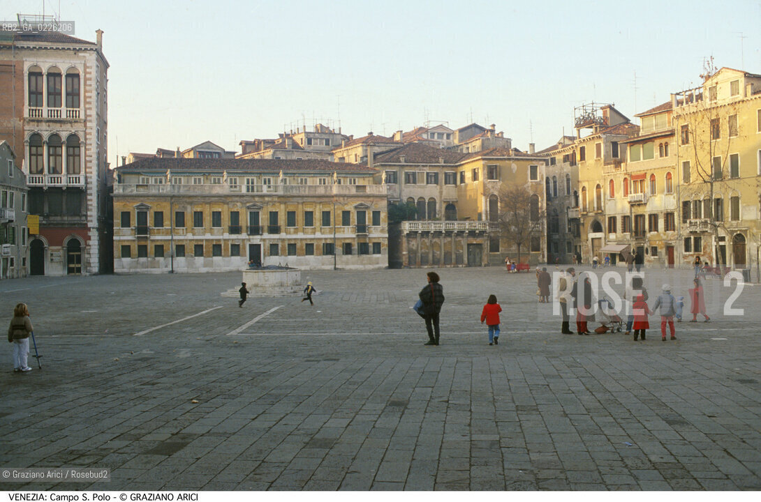 Localizzazione:..VENEZIA / S. POLO..Oggetto:..Soggetto:..CAMPO S. POLO..Cronologia: ....Definizione Culturale:..   Autore: ....   Stile:..   Editori/Stampatori:..   Committenza:..Materia e Tecnica:..Collocazione:..Note:..CALLI CAMPI PONTI..Riproduzione Fotografica:..Graziano Arici/Rosebud2 .Copyright:..Graziano Arici/Rosebud2 .Data:..1995..Costo:..A