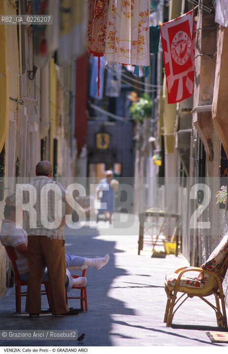 Localizzazione:..VENEZIA / CASTELLO..Oggetto:..Soggetto:..CALLE DEI PRETI..Cronologia:....Definizione Culturale:..   Autore:  ..   Stile: ..   Editori/Stampatori:..   Committenza:..Materia e Tecnica:..Collocazione:..Note:..CALLI CAMPI E PONTI..Riproduzione Fotografica:..Copyright:..Graziano Arici/Rosebud2 .Data:..1990..Costo:..A