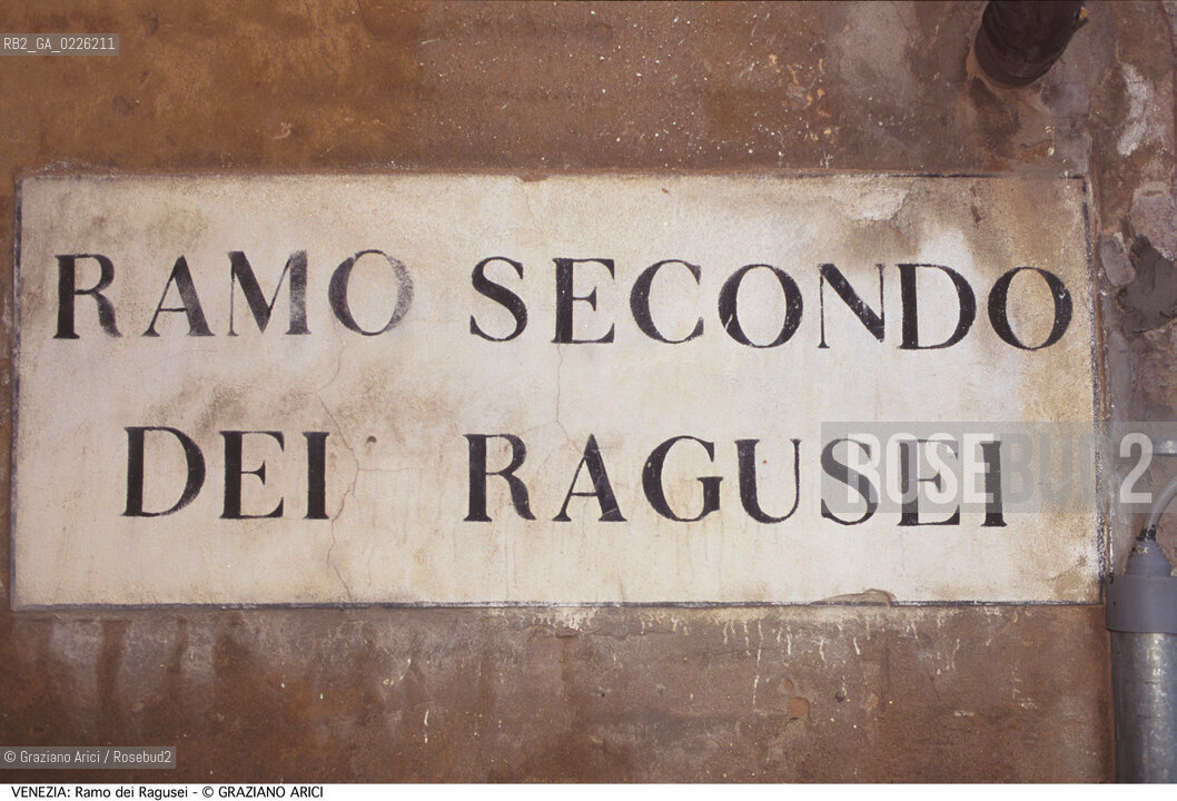 Localizzazione:..VENEZIA / DORSODURO..Oggetto:..Soggetto:..RAMO DEI RAGUSEI / SEGNALETICA STRADALE / COMUNITA STRANIERE..Cronologia:.. ..Definizione Culturale:..   Autore:  ..   Stile: ..   Editori/Stampatori:..   Committenza:..Materia e Tecnica:..Collocazione:..Note:..CALLI CAMPI E PONTI..Riproduzione Fotografica:..Copyright:..Graziano Arici/Rosebud2 .Data:..1990..Costo:..A
